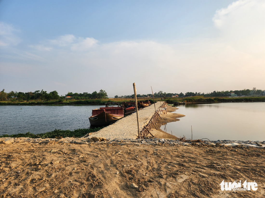 Chính quyền thị xã Điện Bàn làm đập tạm ngăn mặn để lấy nước ngọt tưới cho cây trồng– Ảnh: LÊ TRUNG