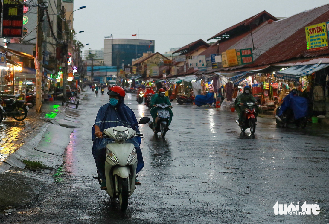 TP.HCM và các tỉnh miền Đông có trận mưa đã đời - Ảnh 5.