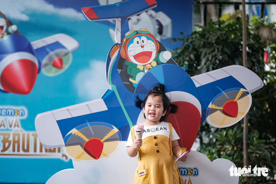 Có gì ở phố sách hai miền mà fan nhí Doraemon đổ bộ check-in? - Ảnh 1.