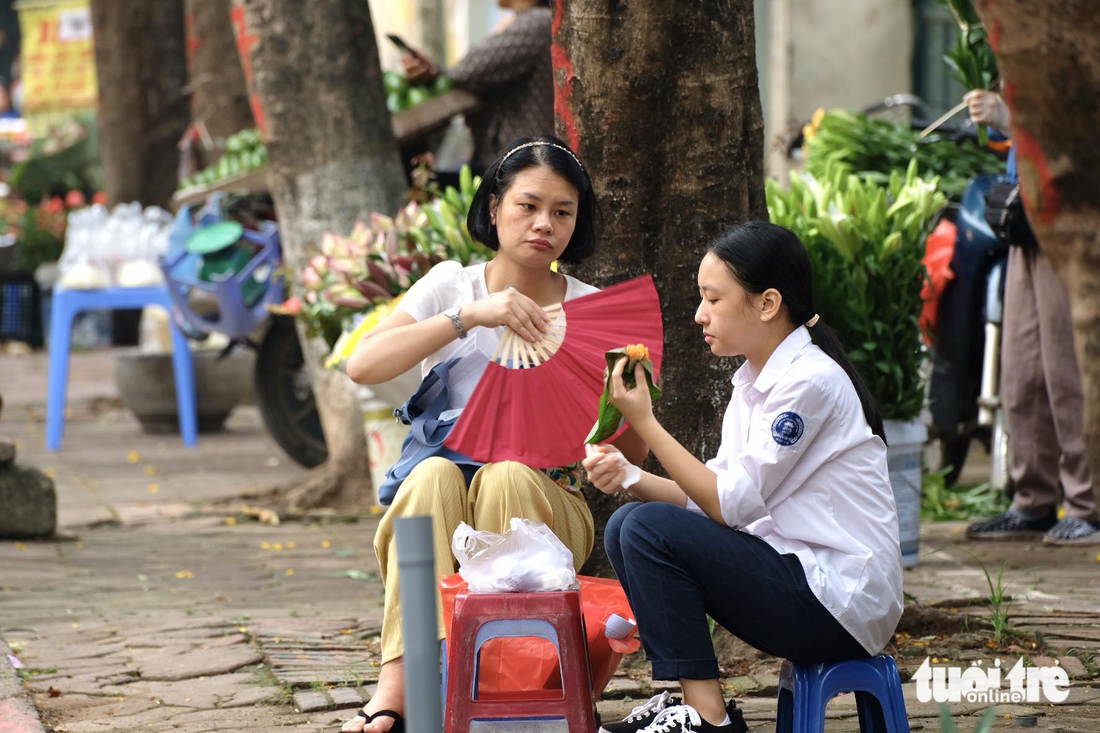 Thời tiết nắng nóng, oi bức là nỗi lo của thí sinh, phụ huynh những ngày thi này - Ảnh: NGUYÊN BẢO