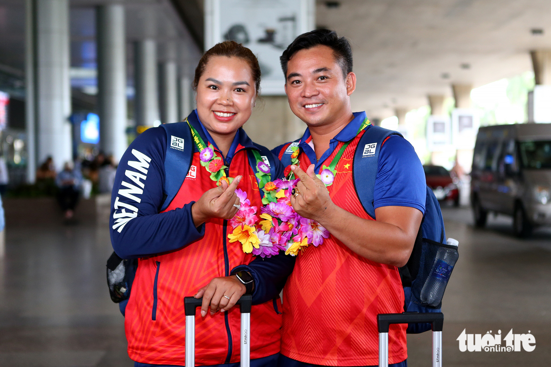 Gia đình hội ngộ, mẹ ôm chầm lấy con gái sau Para Games 12 - Ảnh 7.