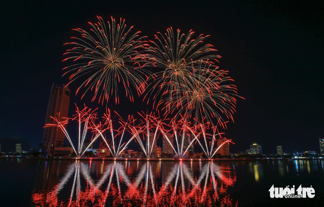 Canada - Pháp đọ pháo hoa tưng bừng trên sông Hàn - Ảnh 4.