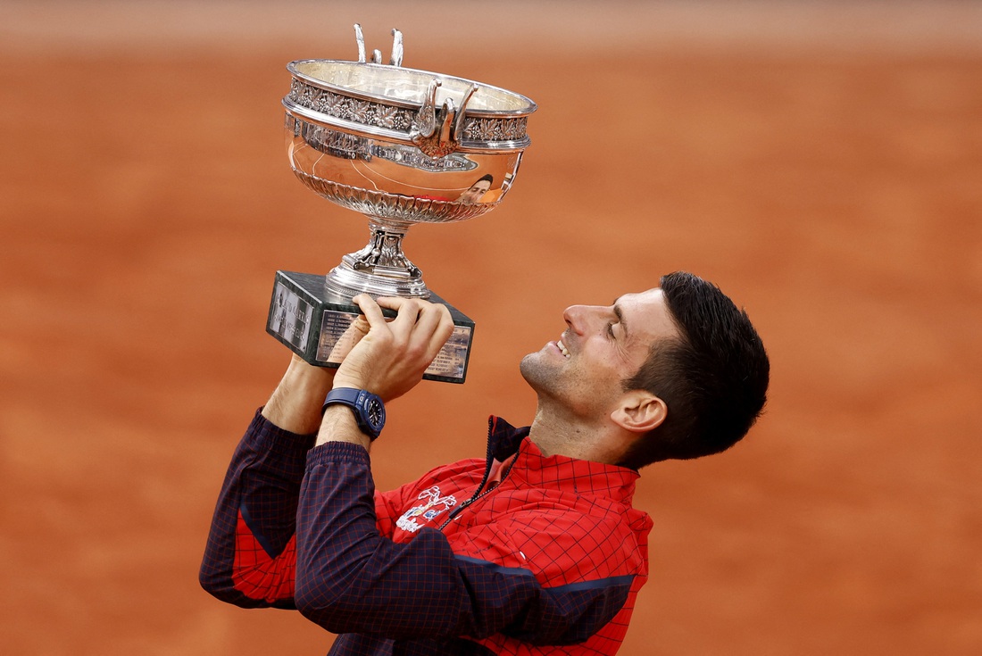 Djokovic nâng cao chức vô địch Roland Garos 2023 - Ảnh: REUTERS