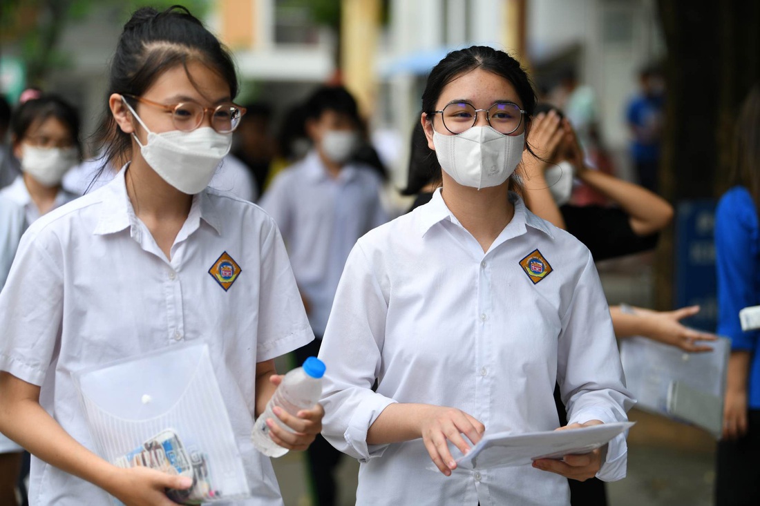 Thí sinh ra khỏi phòng thi sau khi hoàn thành môn toán - Ảnh: NAM TRẦN