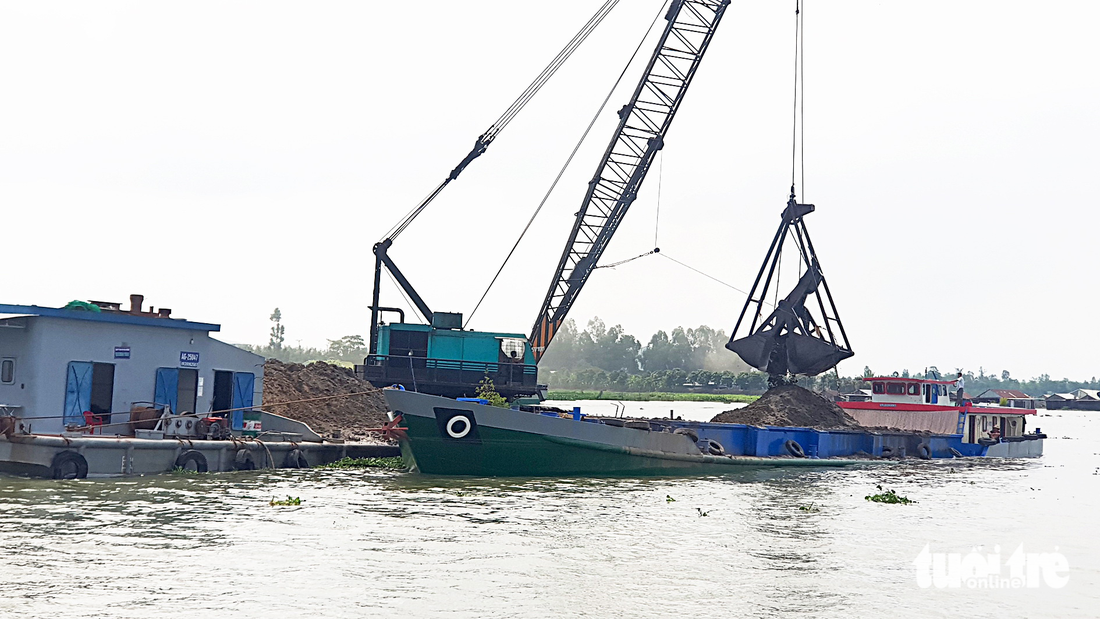 Một công trình dân dụng ở thị xã Bình Minh, tỉnh Vĩnh Long bơm nền bằng cát lẫn bùn sình với giá 300.000 đồng/m3 - Ảnh: BỬU ĐẤU