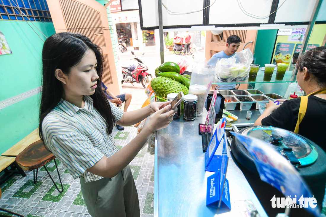 Lối sống không tiền mặt bao phủ từ quán cà phê tới xe buýt, cây xăng - Ảnh 7.