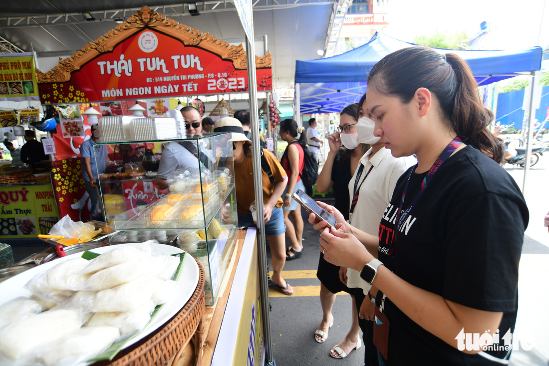 Khách hàng trải nghiệm các dịch vụ sẽ không dùng tiền mặt tại lễ hội - Ảnh: QUANG ĐỊNH