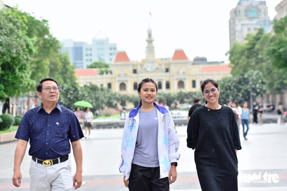 VĐV khóc trong mưa Bou Samnang dạo chơi Sài Gòn trong mưa - Ảnh 3.