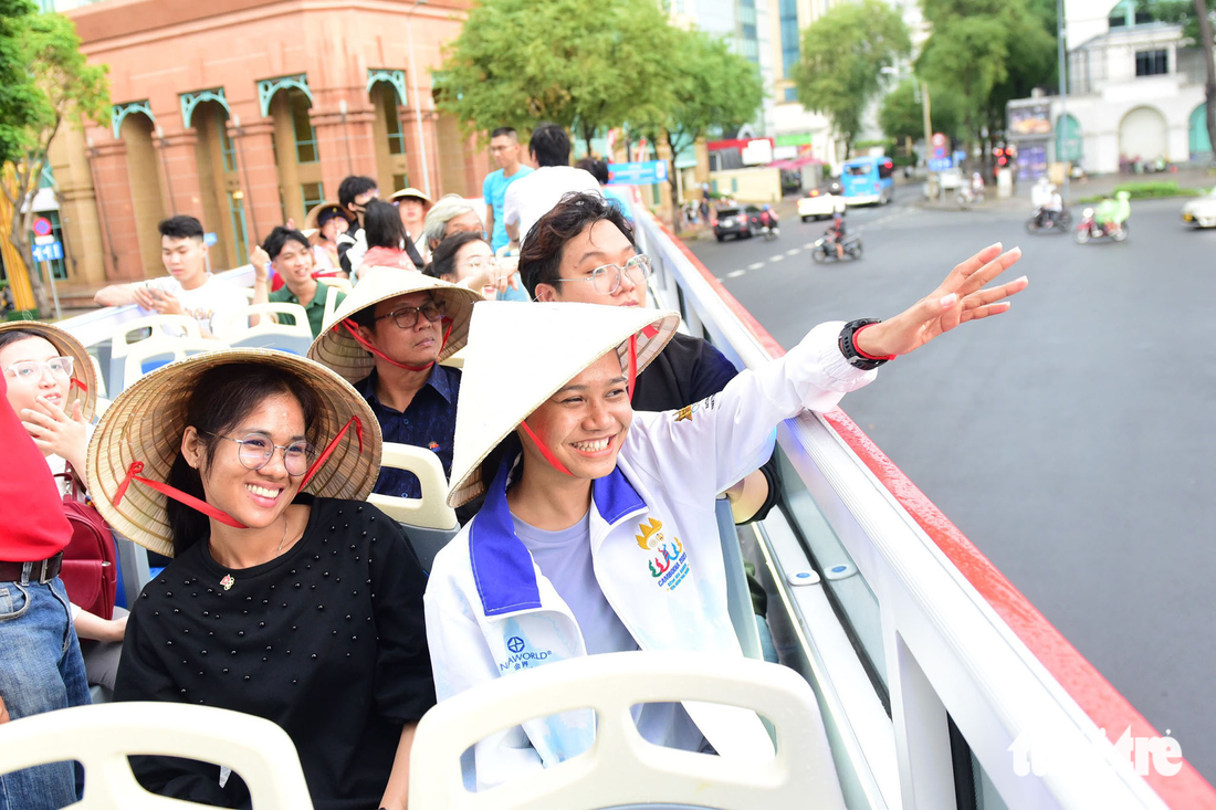 VĐV khóc trong mưa Bou Samnang dạo chơi Sài Gòn trong mưa - Ảnh 6.