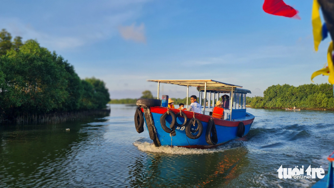 Muốn đến Cồn Chim, du khách  ngồi thuyền khoảng 15 phút xuyên đầm Thị Nại - Ảnh: LÂM THIÊN