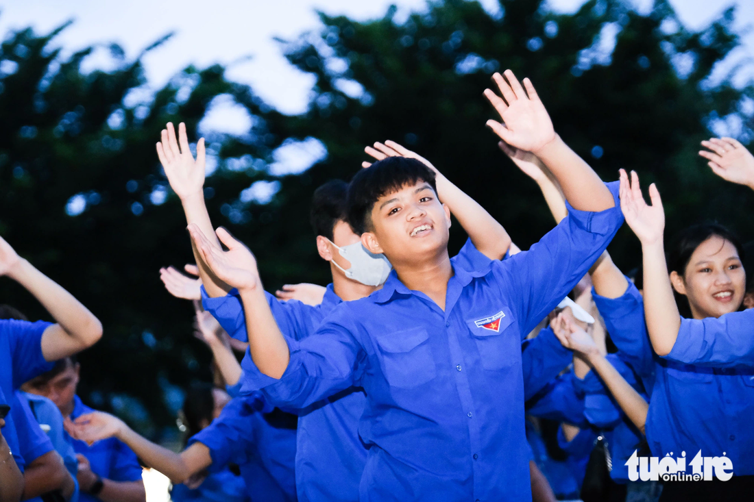 Những cánh tay đưa lên hòa với giai điệu của các ca sĩ từ nước Mỹ - Ảnh: TẤN LỰC