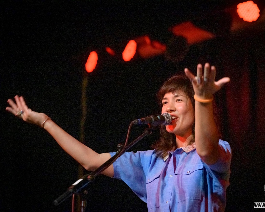 Dorothée Hannequin: Tôi như đã biết Việt Nam từ lâu - Ảnh 1. Dorothée Hannequin trình diễn say sưa trong đêm nhạc tại TP.HCM - Ảnh: AURELIEN FOUCAULT