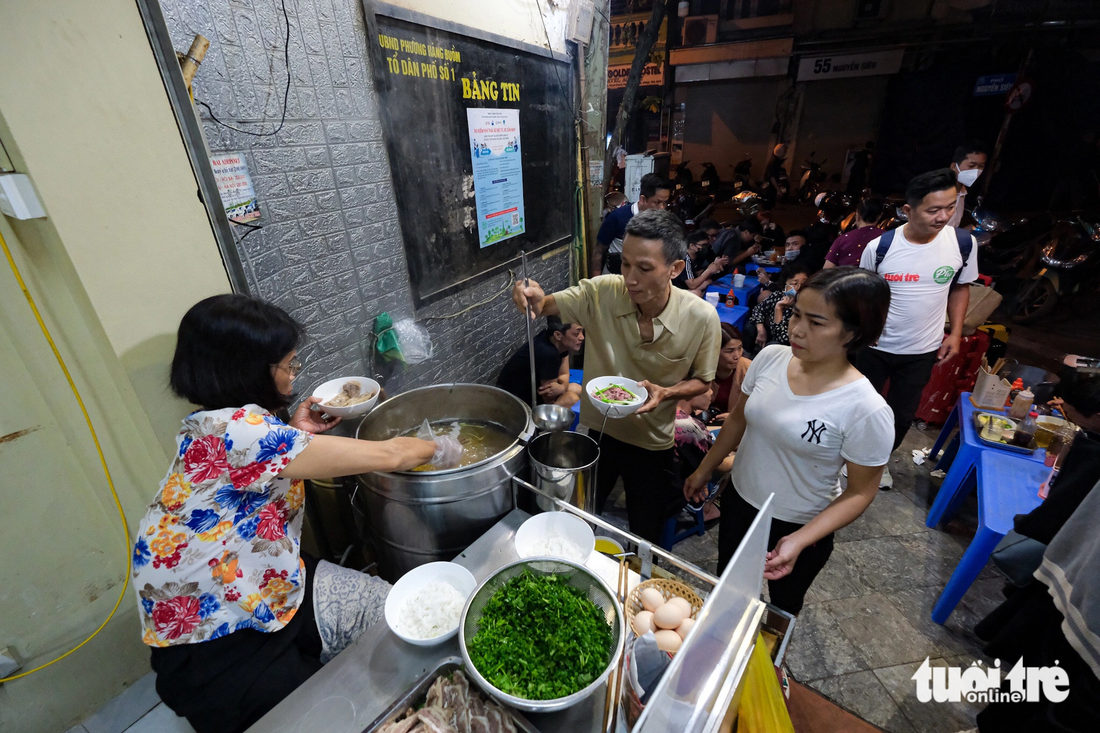 Du lịch một mình đến Hà Nội: Ăn gì, chơi đâu? - Ảnh 2.