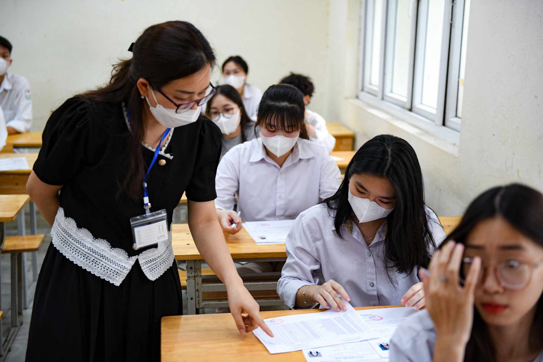 Thí sinh đến làm thủ tục tại điểm trường THPT Lê Quý Đôn,  Đống Đa, Hà Nội - Ảnh: NAM TRẦN