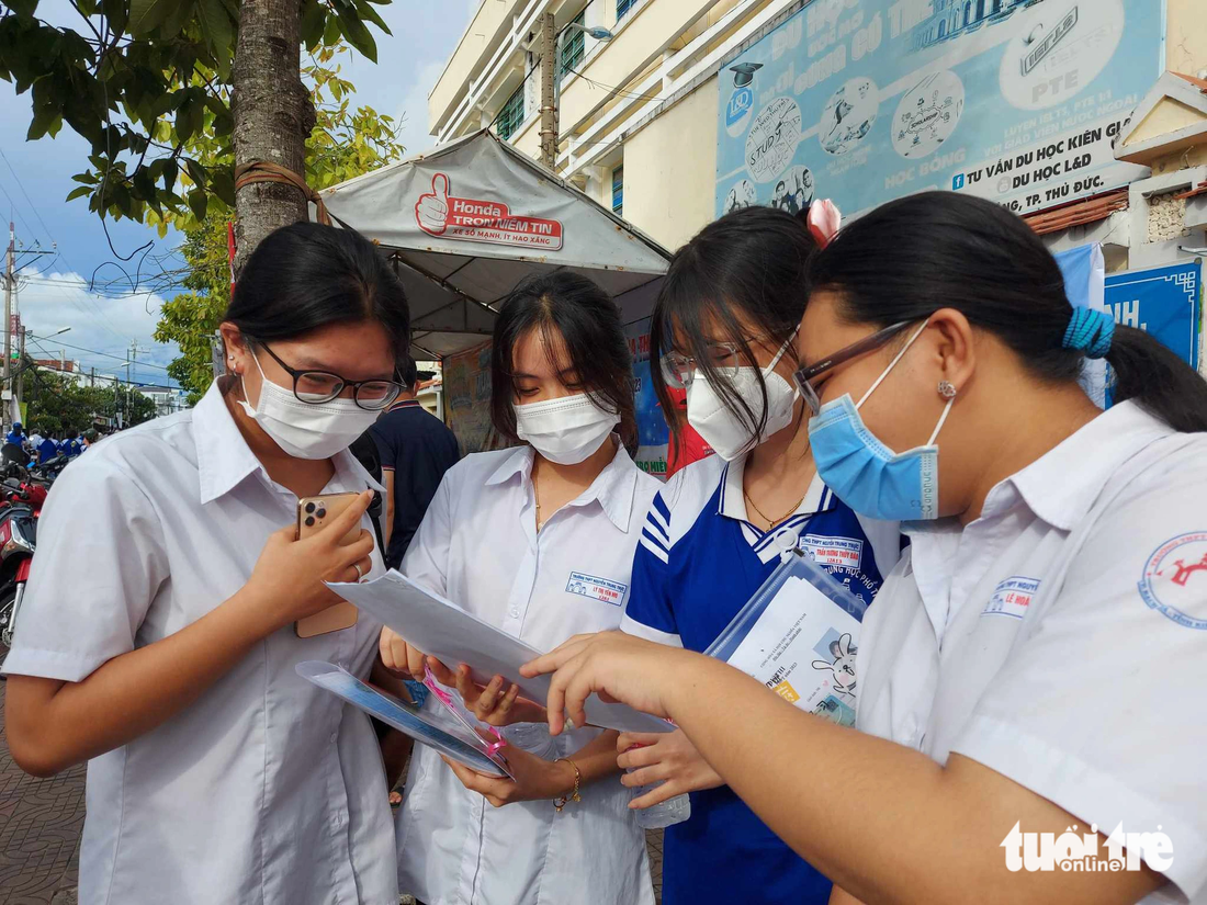 Thí sinh Kiên Giang vui vẻ dò đáp áp thi môn toán - Ảnh: CHÍ CÔNG