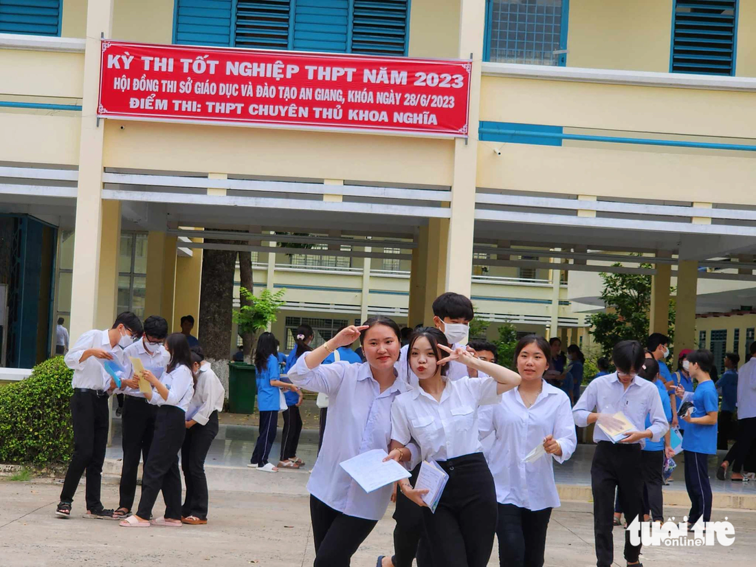 Một số thí sinh khác vui vẻ rời khỏi phòng thi vì làm bài trúng tủ đã được ôn tập - Ảnh: BỬU ĐẤU