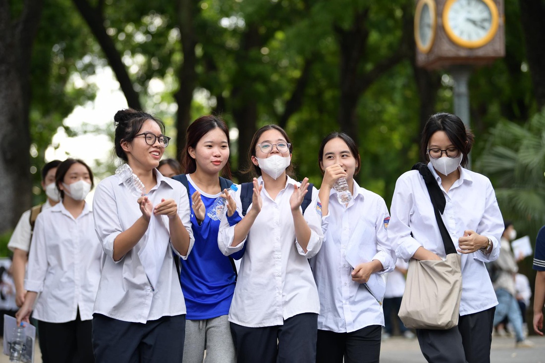 Thí sinh sau giờ thi môn toán tại điểm trường THPT Chu Văn An, Hà Nội - Ảnh: NAM TRẦN