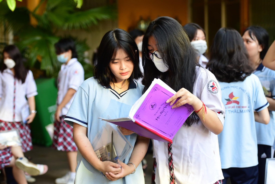 Sáng nay thi tốt nghiệp môn văn: Tác phẩm nào sẽ vào đề thi? - Ảnh 1.