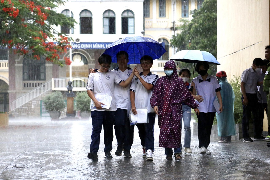 Thí sinh tại điểm thi THPT Chuyên Trần Đại Nghĩa ra về sau khi hoàn thành bài thi môn toán - Ảnh: PHƯƠNG QUYÊN