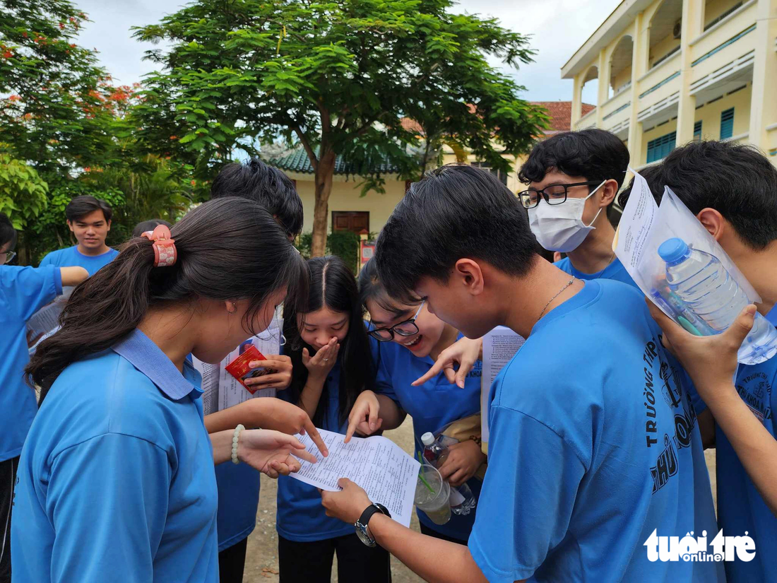 Thí sinh vui mừng kết thúc kỳ thi với môn ngoại ngữ - Ảnh: BỬU ĐẤU