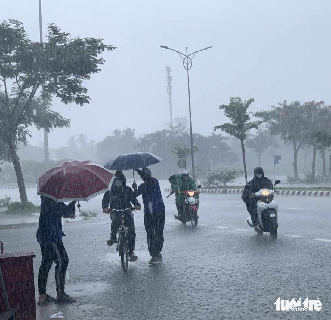 Đồng Tháp bất ngờ có mưa lớn kéo dài từ trưa cho đến hết buổi thi môn tiếng Anh. Mặc dù vậy các thí sinh rất vui mừng hoàn thành môn thi cuối. Tại điểm thi THPT Đỗ Công Tường, thí sinh Nguyễn Quốc Khánh cho biết: &quot;Đề tiếng anh hơi khó so với khả năng của em. Em làm được khoảng 6- 7 điểm, các bạn khá giỏi có thể trên 8 điểm&quot;. Ảnh: Thanh niên tình nguyện hỗ trợ thí sinh vào điểm thi giữa trời mưa lớn tại trường THPT Đỗ Công Tường (Đồng Tháp) - Ảnh: ĐẶNG TUYẾT