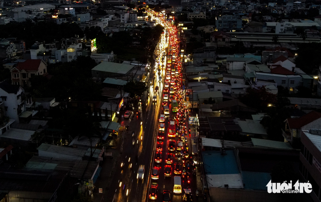 Quốc lộ ở TP.HCM ùn ứ tới 7km, xe cộ ‘bò’ từng chút - Ảnh 1.