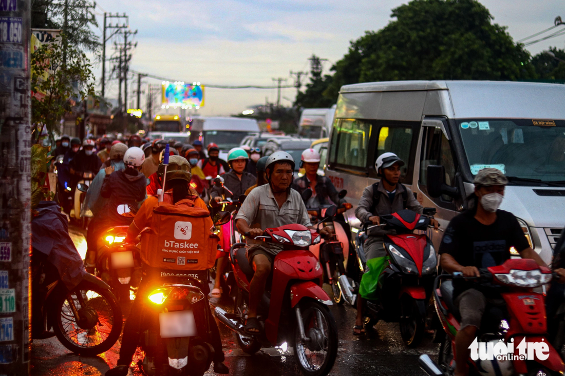 Quốc lộ ở TP.HCM ùn ứ tới 7km, xe cộ ‘bò’ từng chút - Ảnh 2.