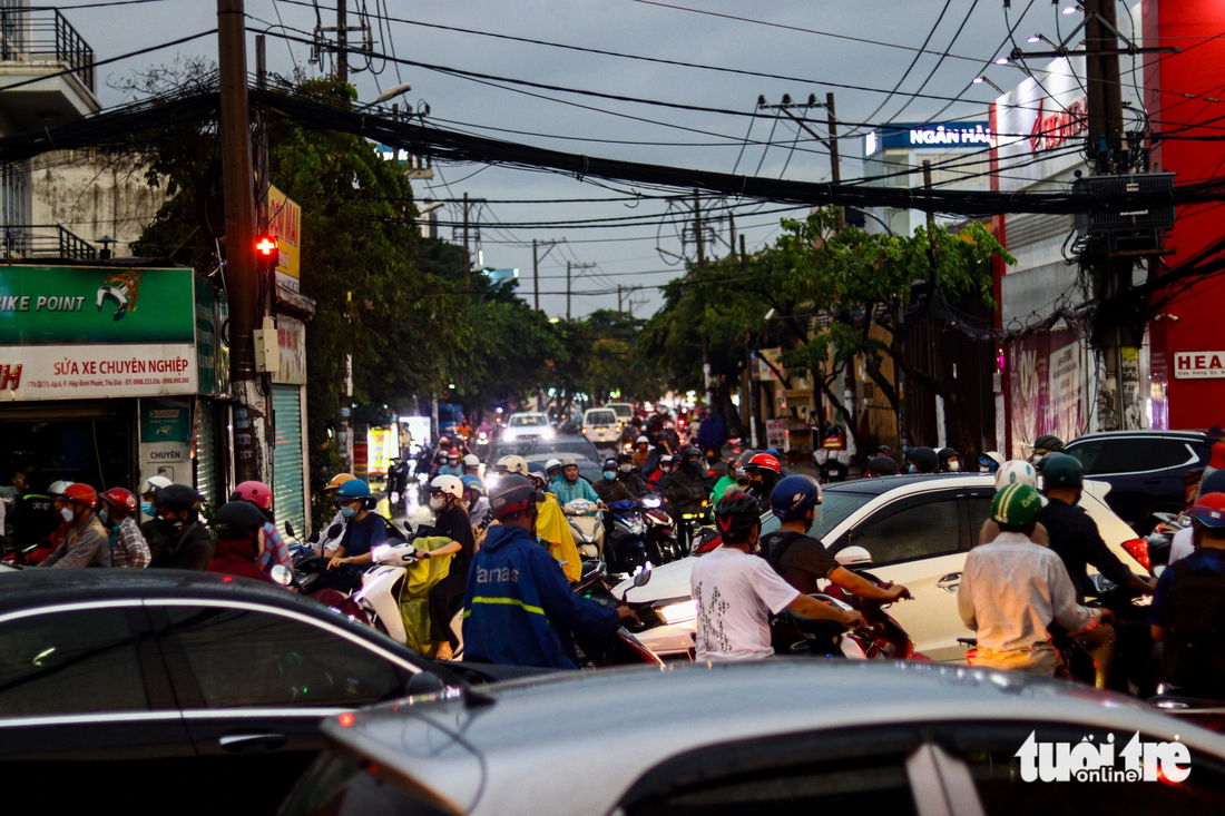 Quốc lộ ở TP.HCM ùn ứ tới 7km, xe cộ ‘bò’ từng chút - Ảnh 3.