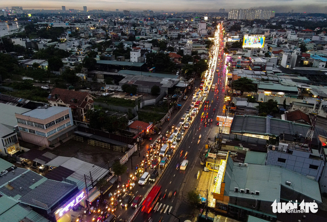 Quốc lộ ở TP.HCM ùn ứ tới 7km, xe cộ ‘bò’ từng chút - Ảnh 4.