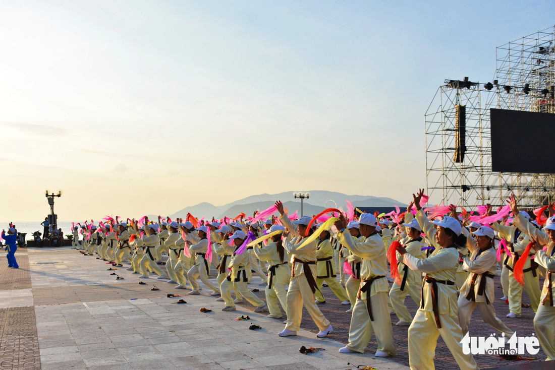 Người cao tuổi đồng diễn dưỡng sinh bên bờ biển Nha Trang - Ảnh 4.