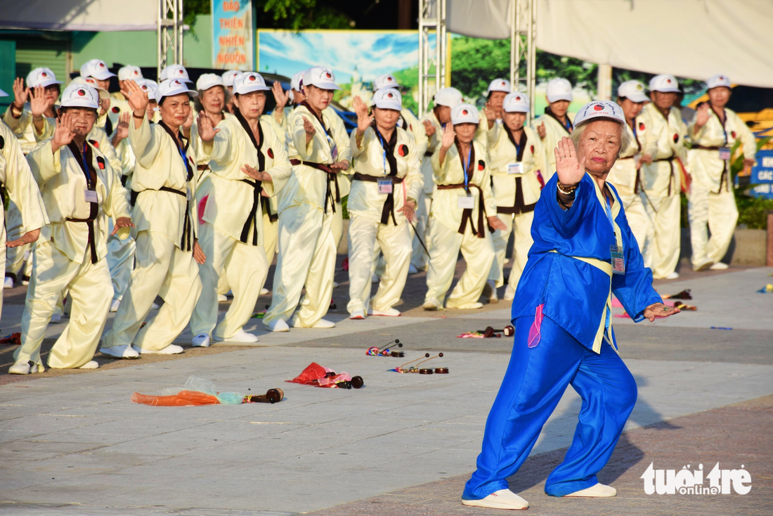 Người cao tuổi đồng diễn dưỡng sinh bên bờ biển Nha Trang - Ảnh 6.