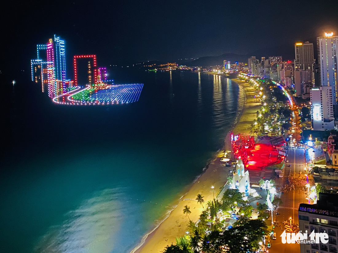 Công nghệ drone light vẽ hình ánh sáng trên bầu trời đêm Nha Trang ra sao? - Ảnh 1.