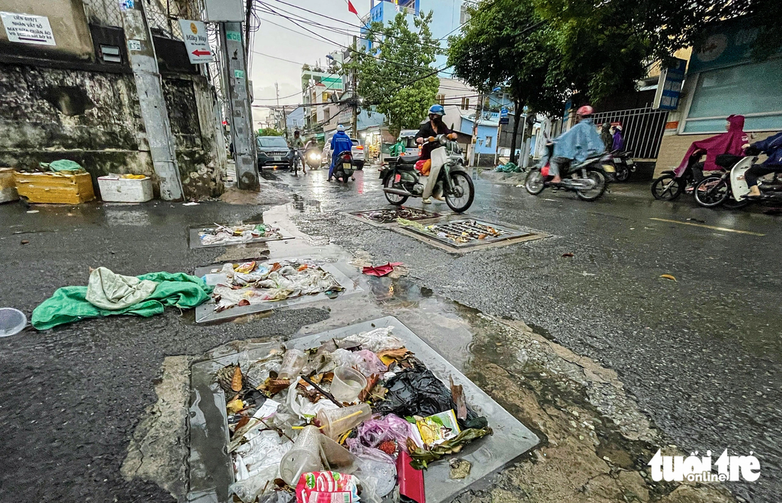 Rác đầy miệng cống, mưa không ngập đường mới lạ - Ảnh 1.