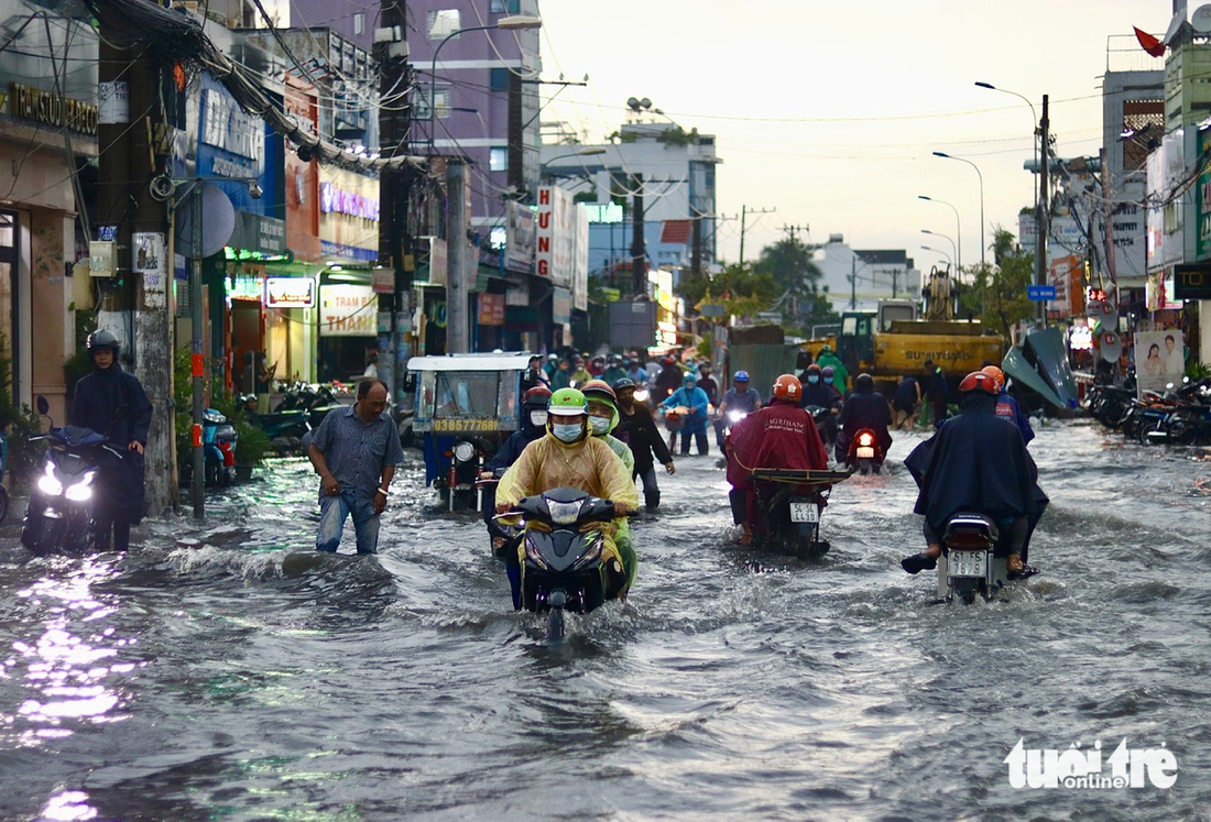 Rác đầy miệng cống, mưa không ngập đường mới lạ - Ảnh 4.