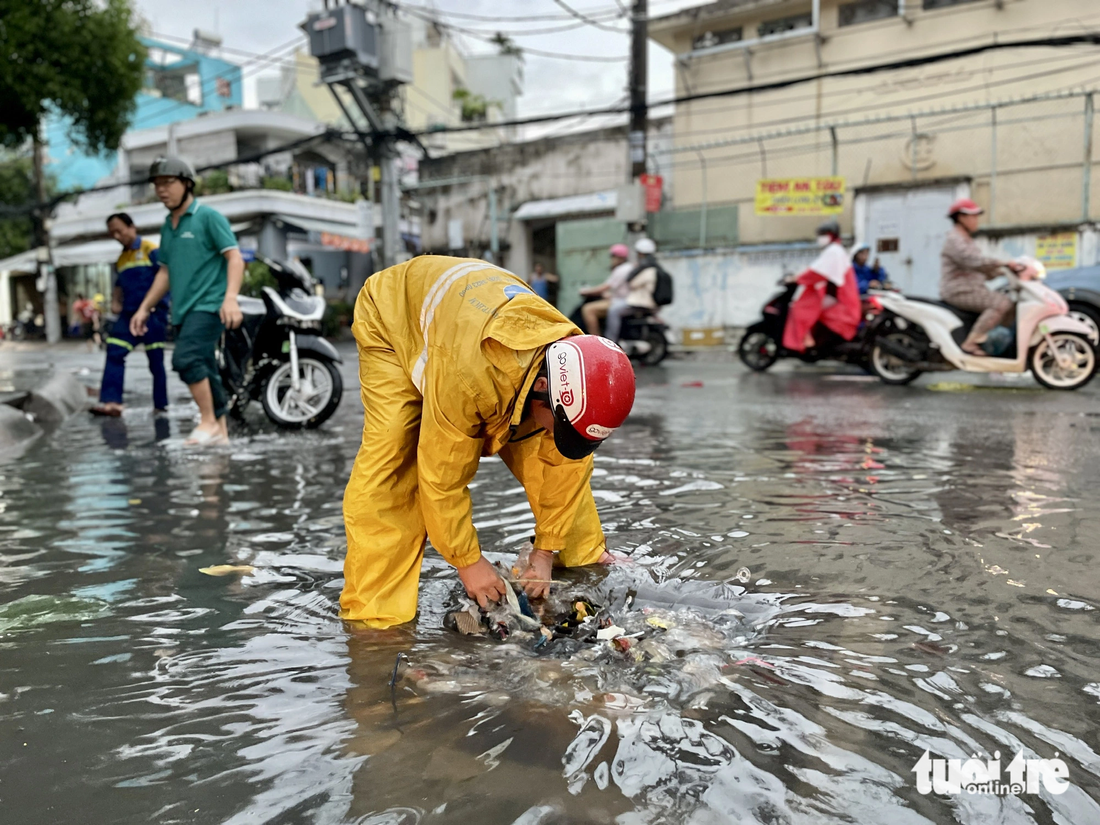 Rác đầy miệng cống, mưa không ngập đường mới lạ - Ảnh 6.