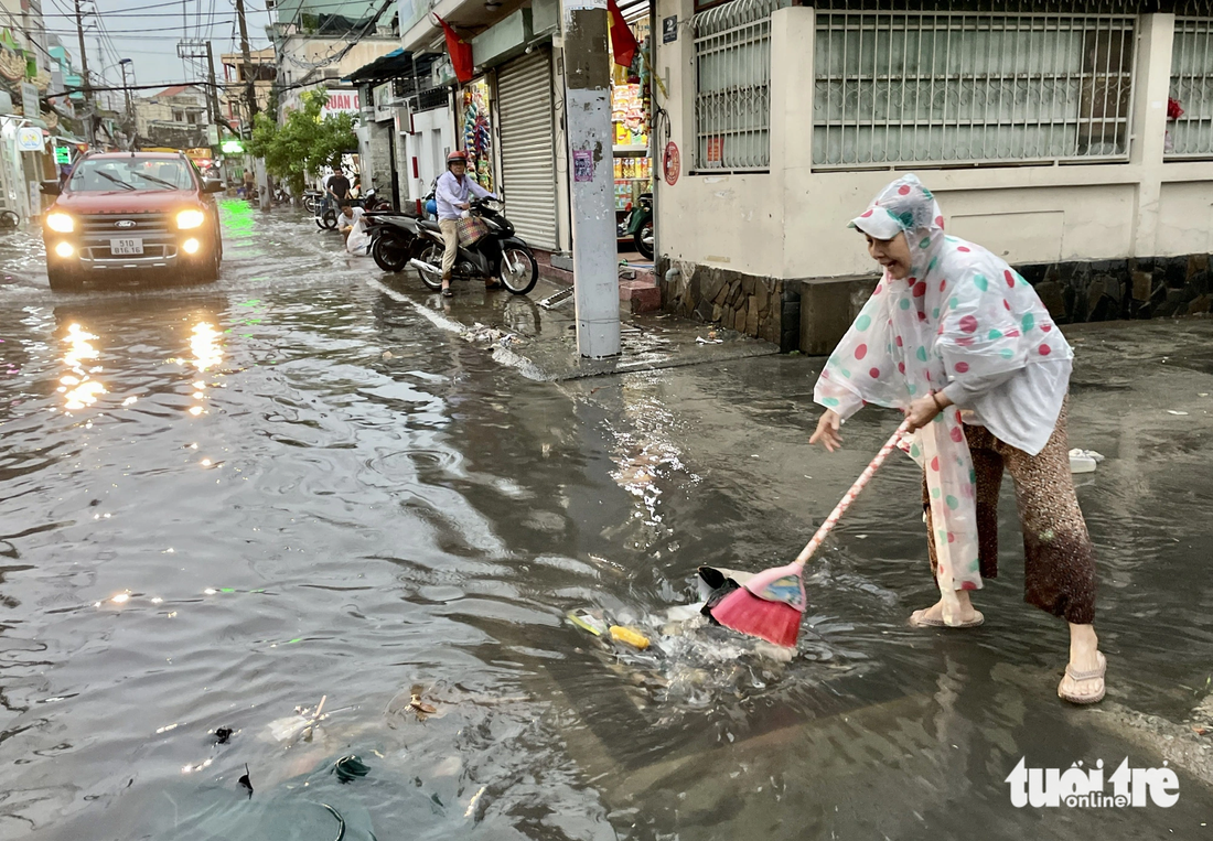 Rác đầy miệng cống, mưa không ngập đường mới lạ - Ảnh 7.