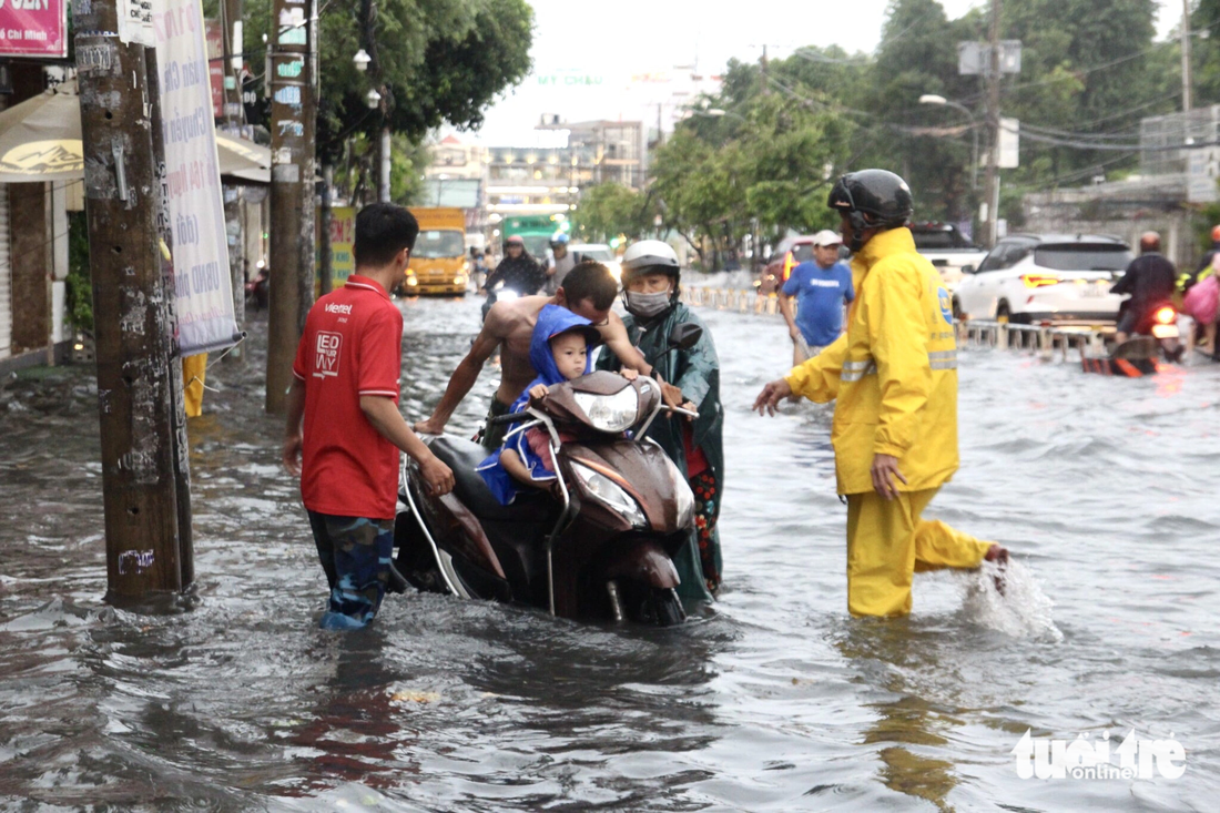 Rác đầy miệng cống, mưa không ngập đường mới lạ - Ảnh 8.