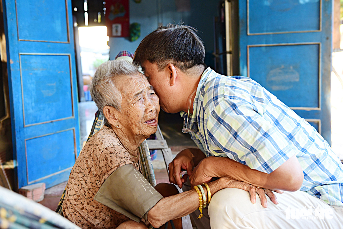 Tình cảm thân thương đã níu chân ông bác sĩ đến với xã đảo gần 20 năm