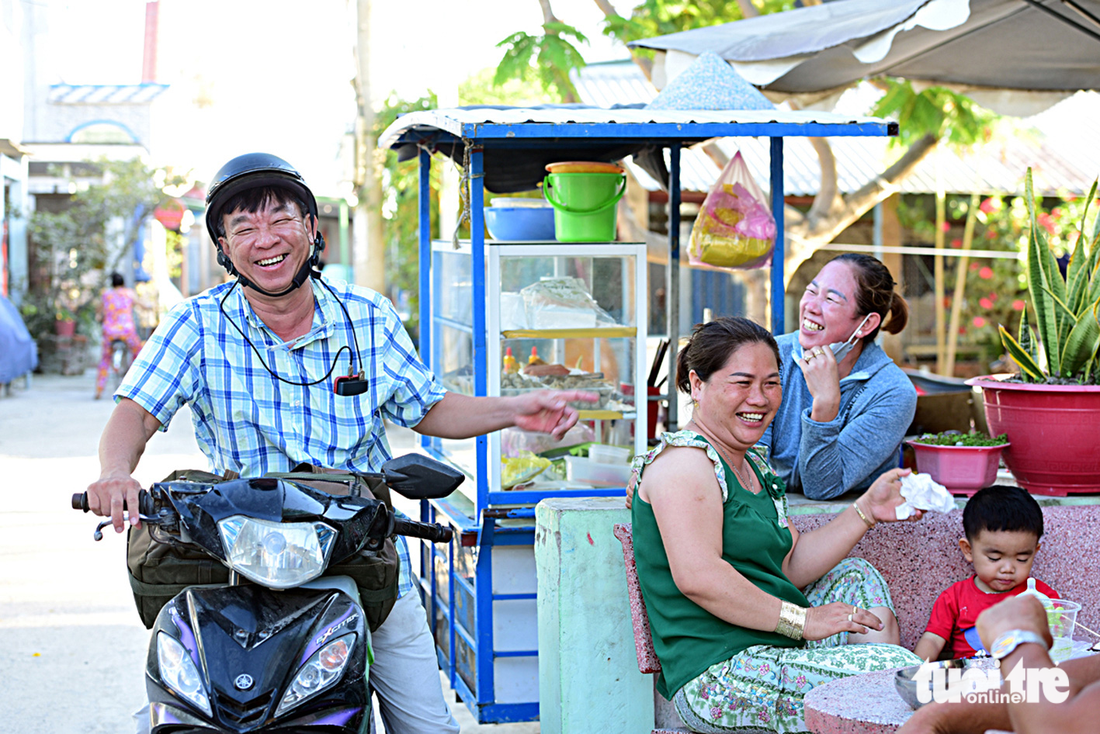 Khi được hỏi về bác sĩ Trường, người dân ở đây nói trìu mến: “Bác sĩ Trường hả? Ông là người nhà của cả đảo này đó&quot;