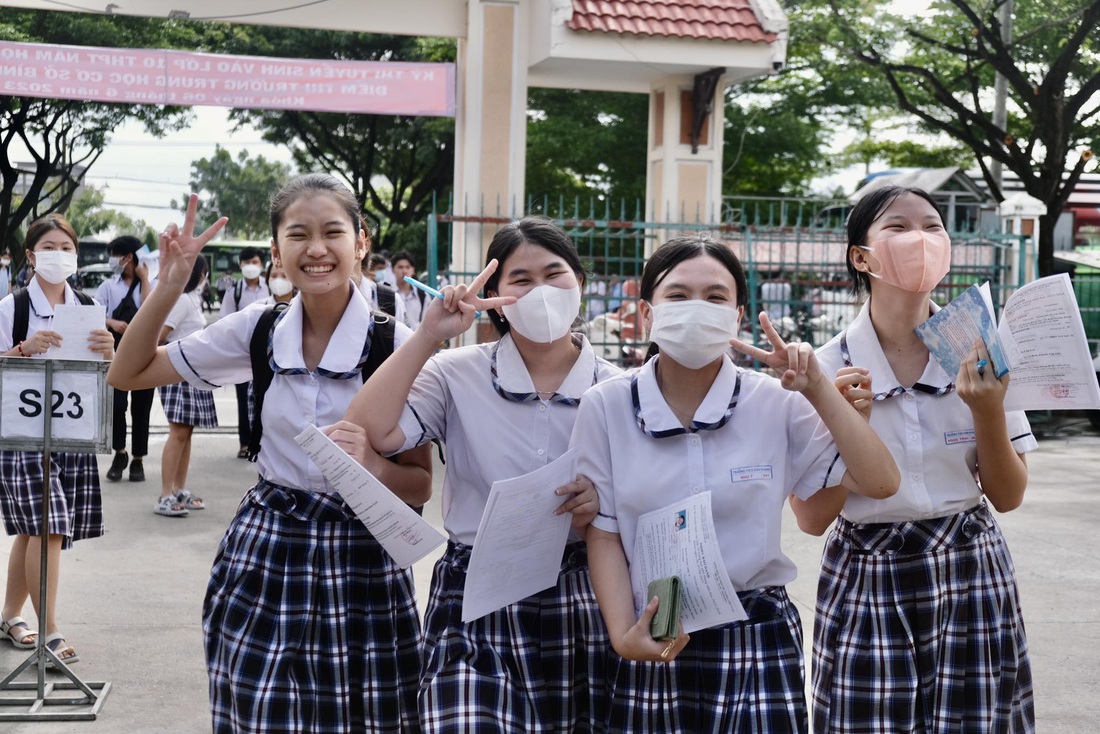 Các em học sinh đến Trường THCS Bình Khánh (huyện Cần Giờ) làm thủ tục dự thi sáng 5-6. Điểm thi này có khoảng 649 thí sinh là học sinh trường Bình Khánh và các trường lân cận như THCS An Phú Đông, THCS Tam Thôn Hiệp… Học trò đi thi, nhiều thầy cô &quot;tháp tùng&quot; để điểm danh, kiểm tra giấy tờ, vật dụng thi của thí sinh, phòng tránh sai sót - Ảnh: NGỌC PHƯỢNG