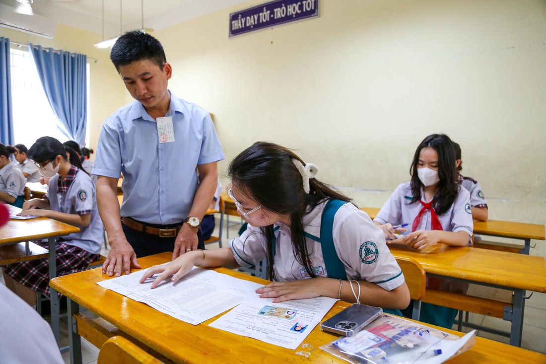 Em Lê Quỳnh Anh (THCS Điện Biên, quận Bình Thạnh) kiểm tra lại thông tin của mình trên danh sách dự thi - Ảnh: PHƯƠNG QUYÊN