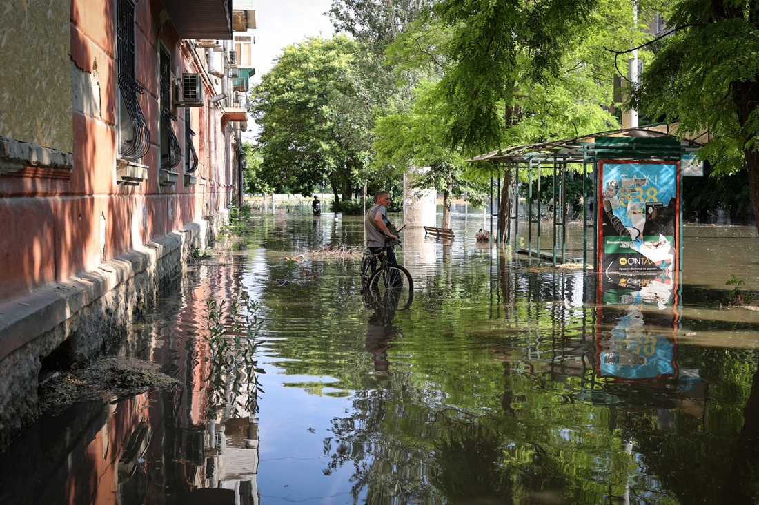 Vỡ đập Nova Kakhovka: Người Ukraine bì bõm dọn đồ dưới đạn pháo - Ảnh 4.