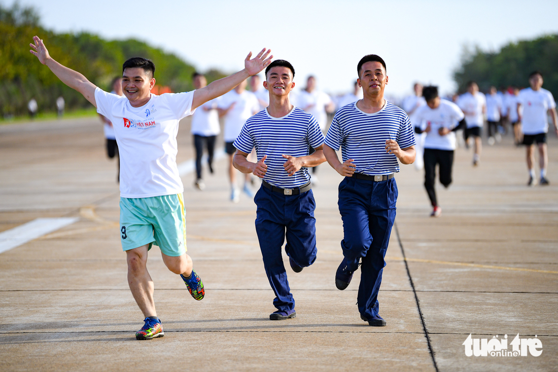 Các chiến sĩ trên đảo Trường Sa Lớn cũng hào hứng tham gia 