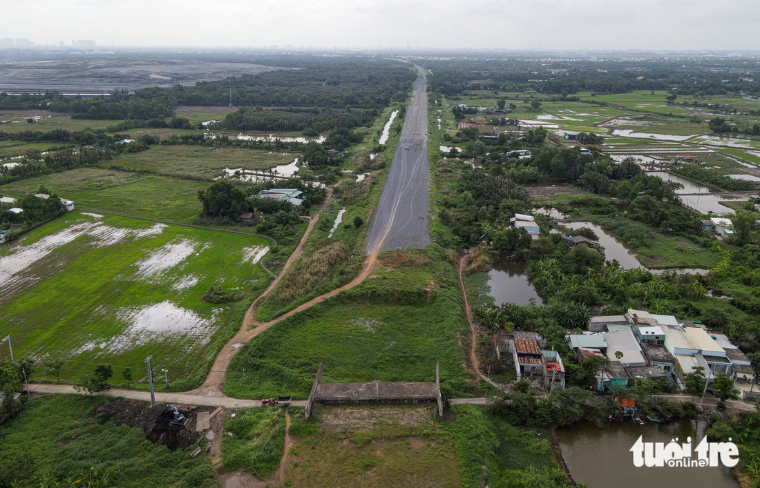 Cận cảnh hoang tàn ở công trường phía tây dự án cao tốc Bến Lức - Long Thành - Ảnh 1.