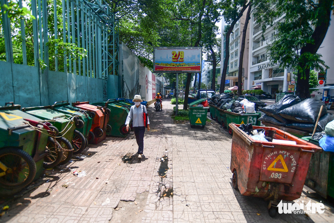 Đầu năm 2017, sân Phan Đình Phùng đã bị đập, tháo dỡ để khởi công xây dựng. Đến đầu năm 2018, UBND TP duyệt chỉ định cho liên danh Tổng công ty cổ phần Đền bù giải tỏa và Công ty cổ phần phát triển bất động sản Phát Đạt đầu tư. Tuy nhiên dự án được vây tôn bao và tiếp tục &quot;đắp chiếu&quot; đến nay. Bên trong là khu đất bỏ hoang, bên ngoài là vỉa hè nhếch nhác