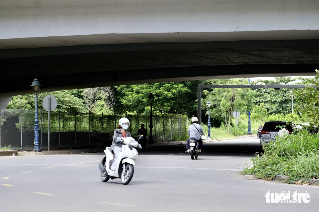 Hàng rào sắt cao khoảng 3m được lắp đặt dưới dạ cầu Rạch Chiếc (TP Thủ Đức) - Ảnh: PHƯƠNG NHI