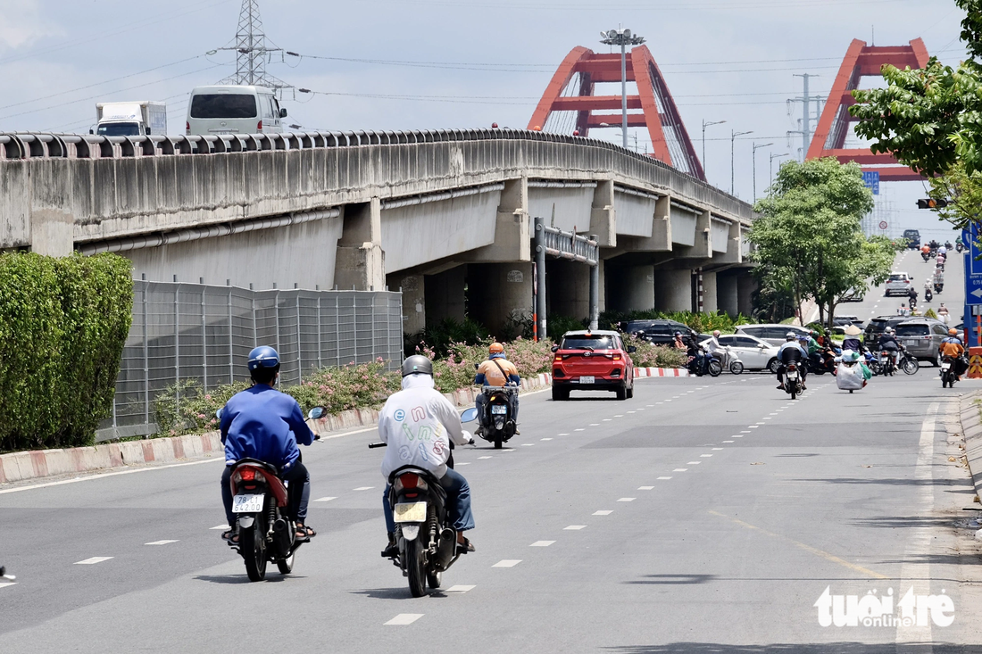 Hàng rào sắt cũng được lắp đặt tại gầm cầu Bình Lợi (TP Thủ Đức) - Ảnh: PHƯƠNG NHI