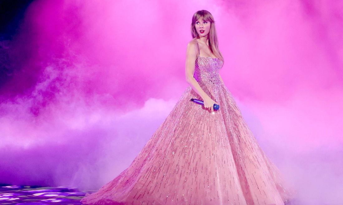 Taylor Swift lộng lẫy trên sân khấu trong chuyến lưu diễn The Eras Tour  - Ảnh: Getty