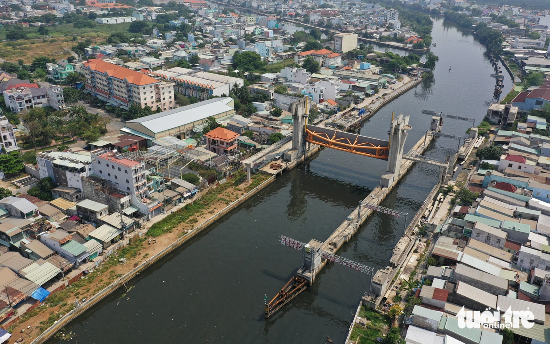 Cống ngăn triều Phú Định nằm trên kênh Đôi, nằm giữa hai ngã ba sông Cần Giuộc - Chợ Đệm - kênh Đôi và kênh Đôi - kênh Tàu Hủ cũng như những hạng mục còn lại đang nằm phơi nắng phơi mưa chưa được thi công tiếp - Ảnh: PHƯƠNG NHI