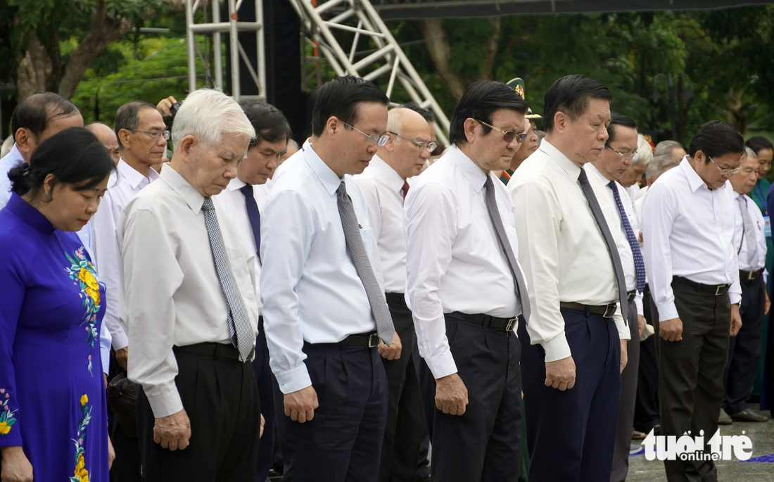 Chủ tịch nước Võ Văn Thưởng cùng các lãnh đạo, nguyên lãnh đạo Đảng, Nhà nước mặc niệm trước hương linh các anh hùng liệt sĩ - Ảnh: ĐÔNG HÀ 